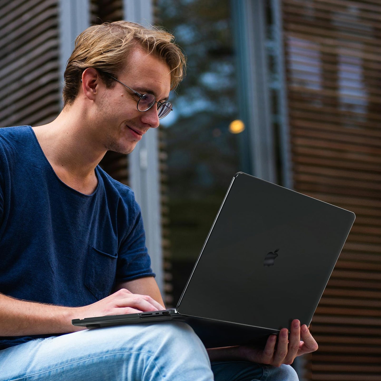 EooCoo Clear Black Hard Case for MacBook Pro 16 Inch (2025–2021, M4/M3/M2/M1 Pro/Max) – Slim, Scratch-Resistant Cover with Keyboard Cover and Screen Protector